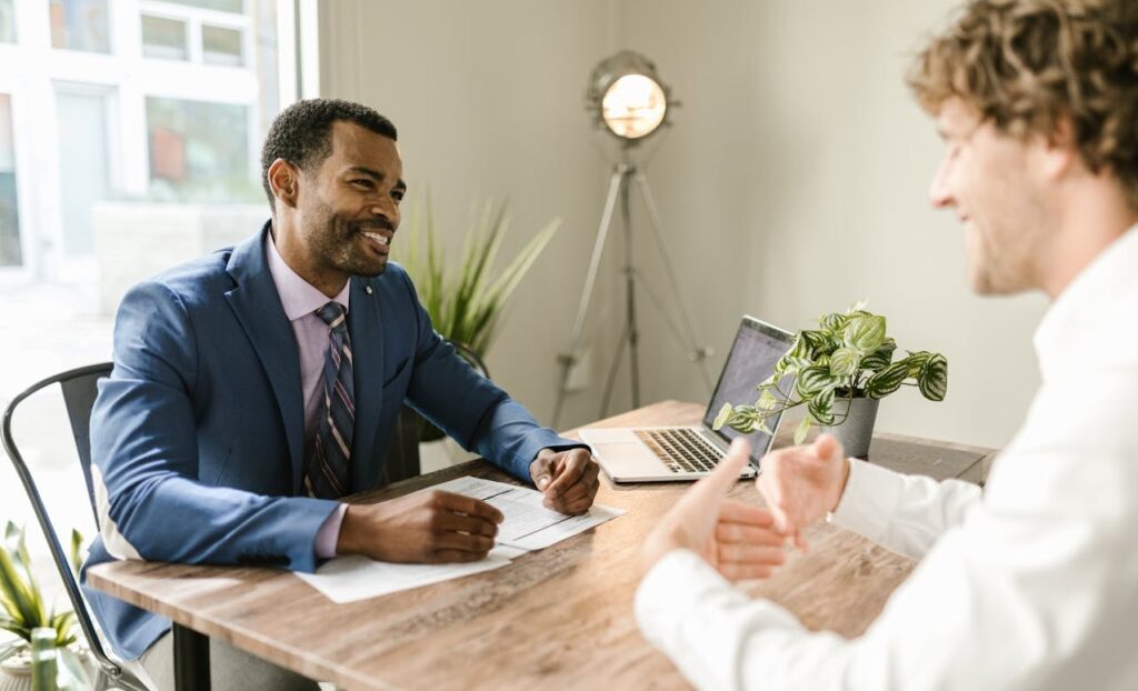 Actief luisteren in sales legt verbinding - SalesCompagnie